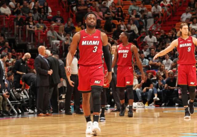 NBA湖人补时争议三分绝杀勇士终结五连胜登顶西部引热议
